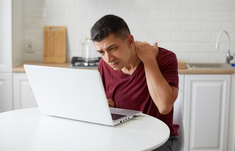Leher Kaku dan Pusing Saat Koding? Waspada Sindrom 'Text Neck'!